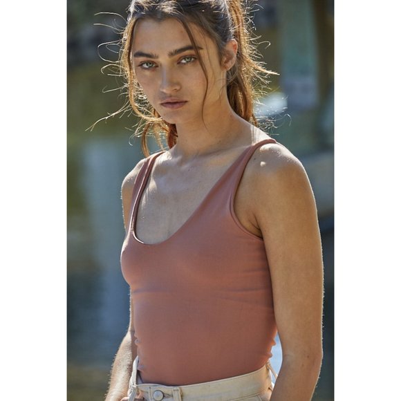 High Quality Seamless U-V Neck Spaghetti Strap Cami w/ Layer Bra Inside - Picture 1 of 4